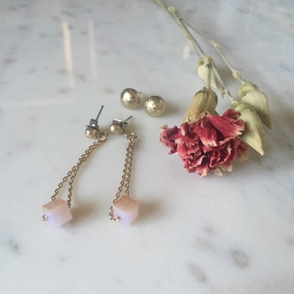 2 pair earrings gold studs & dangly cube on chain - Picture 6 of 10